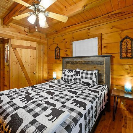 Gypsy Road - Privacy! Log Cabin With Hot Tub, Wifi, Directv And Arcade Севьервилл Экстерьер фото