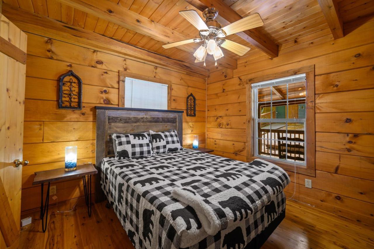 Gypsy Road - Privacy! Log Cabin With Hot Tub, Wifi, Directv And Arcade Севьервилл Экстерьер фото